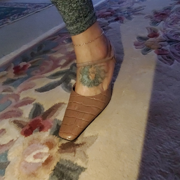 Good used condition liz Claiborne heels - Picture 3 of 8